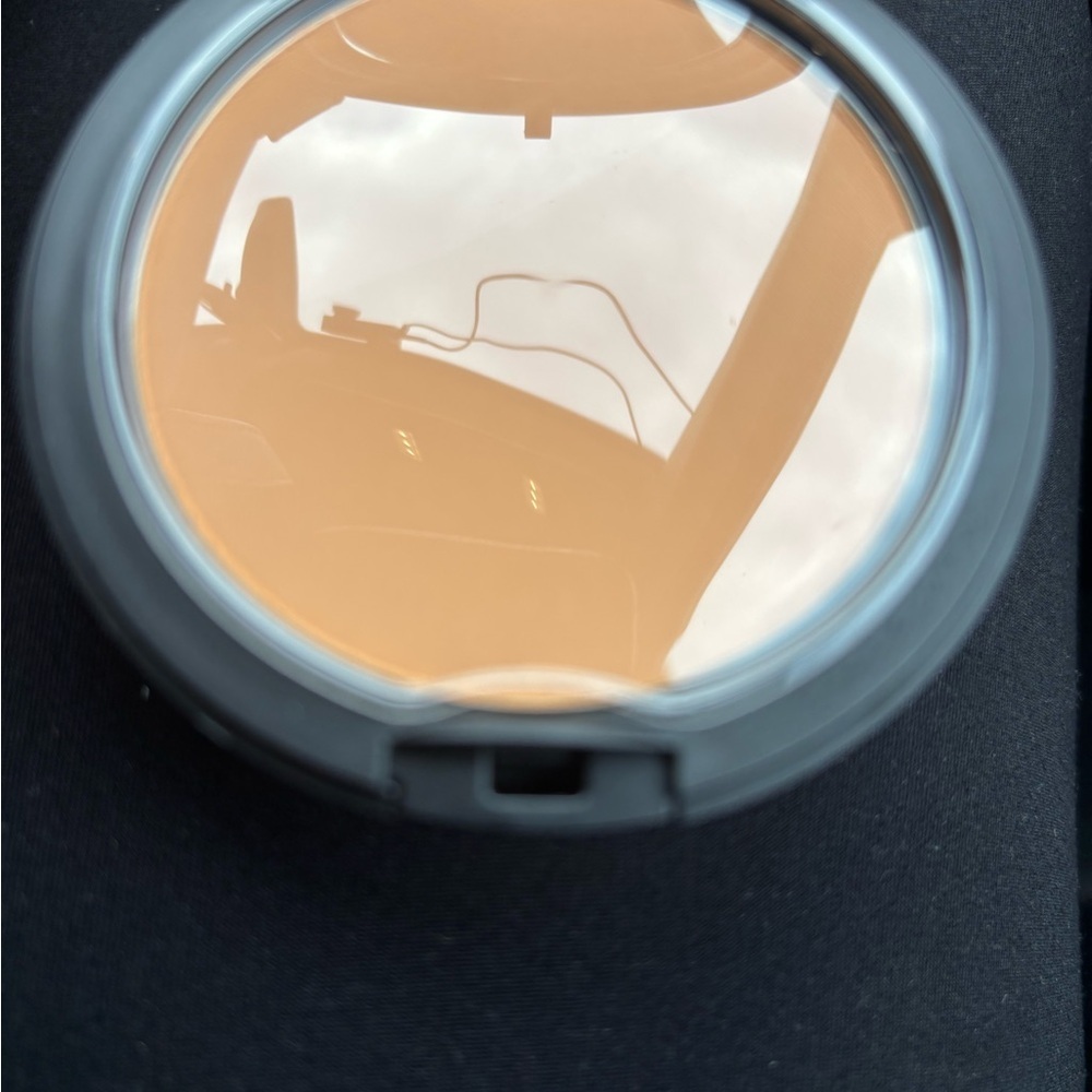 NEW MAC FULL COVERAGE POWDER FOUNDATION IN SHADE NC 42 - Picture 6 of 10